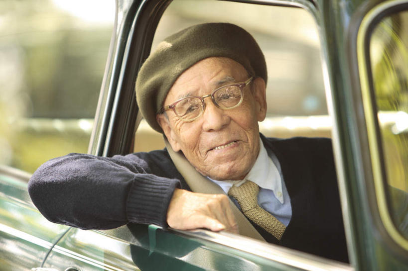 东方人,一个人,坐,笑,微笑,横图,室外,白天,正面,毛衣,汽车,帽子,亚洲,仅一个男性,仅一个人,阴影,朦胧,模糊,光线,眼镜,影子,注视,黄种人,车,蓝色,阳光,交通工具,轿车,观察,看,仅一个老年男性,观看,察看,关注,载具,贝雷帽,近视眼镜,老年男性,男人,男性,亚洲人,坐着,半身,彩图,绒衣,套衫,套头毛衣,线衣