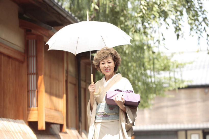 东方人,一个人,站,捧,笑,微笑,露齿笑,横图,室外,白天,仰视,民族服装,植物,道路,街道,路,公路,亚洲,仅一个女性,仅一个人,和服,伞,雨伞,遮阳伞,纸盒,交通,拿,拿着,注视,黄种人,阳伞,盒子,树,树木,绿色,自然,包装盒,观察,看,站着,仅一个中年女性,服饰,生长,成长,观看,察看,关注,吴服,唐草,唐花,唐锦,女人,女性,中年女性,亚洲人,马路,端,端着,捧着,手捧,站立,半身,彩图,低角度拍摄,传统服装,民俗服