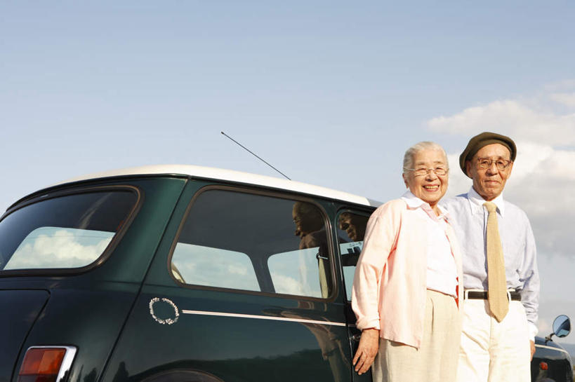 东方人,两个人,夫妻,站,笑,微笑,露齿笑,横图,室外,白天,正面,毛衣,爱情,汽车,帽子,亚洲,阴影,光线,眼镜,影子,云,云朵,浪漫,云彩,注视,黄种人,车,粉色,蓝色,白云,蓝天,天空,阳光,交通工具,轿车,天,观察,看,站着,恩爱,恋人,晴朗,观看,察看,关注,载具,贝雷帽,近视眼镜,老年男性,老年女性,男人,男性,女人,女性,亚洲人,夫妇,情侣,晴空,站立,半身,彩图,绒衣,套衫,套头毛衣,线衣,伴侣