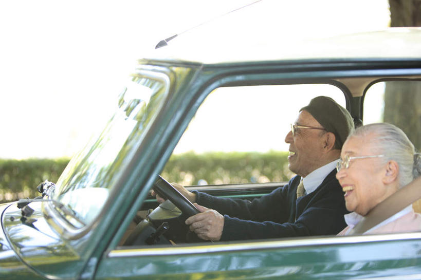 东方人,两个人,夫妻,坐,笑,微笑,露齿笑,横图,室外,白天,侧面,毛衣,爱情,植物,汽车,帽子,亚洲,握,阴影,光线,眼镜,影子,浪漫,注视,黄种人,车,树,树木,粉色,蓝色,绿色,阳光,自然,方向盘,交通工具,轿车,观察,驾驶,看,行驶,恩爱,握着,恋人,生长,成长,观看,操纵,控制,察看,关注,载具,贝雷帽,近视眼镜,操控,把持,老年男性,老年女性,男人,男性,女人,女性,亚洲人,夫妇,情侣,坐着,半身,彩图,绒衣,套衫,套头毛衣,线衣,伴侣