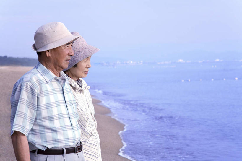 东方人,两个人,夫妻,站,横图,室外,白天,侧面,衬衫,爱情,海浪,海洋,沙滩,帽子,亚洲,朦胧,模糊,沙子,海岸,浪花,水平线,辽阔,海平线,沙地,浪漫,注视,黄种人,白色,海水,遮阳帽,观察,看,站着,广阔,恩爱,恋人,观看,一望无际,察看,关注,海景,无边无际,一马平川,老年男性,老年女性,男人,男性,女人,女性,亚洲人,长发,夫妇,情侣,大海,风浪,海,海水的波动,海滩,近岸浪,涌浪,站立,半身,彩图,衬衣,伴侣,水天相接,水天一线