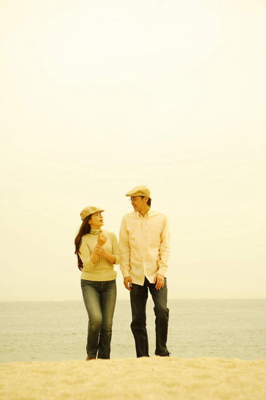 东方人,两个人,家庭,夫妻,站,笑,微笑,竖图,室外,白天,正面,爱情,海浪,海洋,帽子,亚洲,服装,眼镜,浪花,水平线,云,云朵,辽阔,海平线,浪漫,云彩,休闲装,黄种人,相视,衣服,黑色,白云,天空,海水,天,站着,休闲,广阔,温暖,温馨,一家人,面对面,休闲服,恩爱,恋人,服饰,对视,一望无际,和睦,贝雷帽,相对,近视眼镜,海景,相看,无边无际,一马平川,男人,男性,女人,女性,中年男性,中年女性,亚洲人,长发,夫妇,情侣,大海,风浪,海,海水的波动,近岸浪,涌浪,站立,彩图,全身,伴侣,融洽,水天相接,水天一线