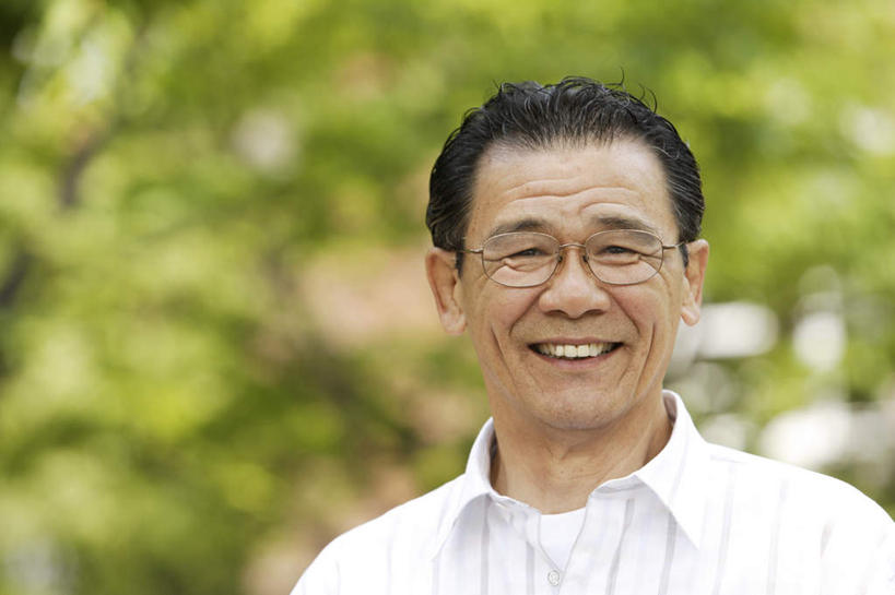 东方人,脸,头,脸颊,一个人,站,笑,微笑,横图,室外,特写,白天,正面,衬衫,植物,亚洲,仅一个男性,仅一个人,朦胧,模糊,注视,黄种人,肩膀,树,树木,绿色,白色,黑色,自然,观察,看,站着,仅一个老年男性,生长,成长,观看,察看,关注,老年男性,男人,男性,亚洲人,头部,脸部,脸蛋,面部,站立,半身,彩图,衬衣,短发