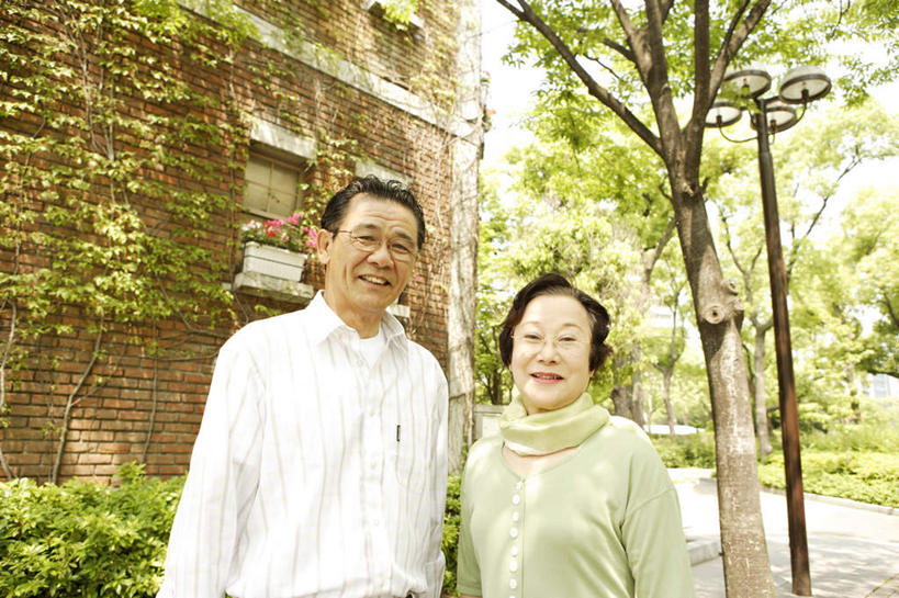 东方人,老年人,家庭,夫妻,站,笑,微笑,露齿笑,横图,室外,白天,正面,衬衫,爱情,植物,道路,街道,路,公路,亚洲,阴影,服装,光线,眼镜,影子,墙,交通,浪漫,注视,休闲装,黄种人,墙壁,墙面,树,树木,衣服,绿色,白色,黑色,阳光,自然,观察,看,站着,休闲,温暖,温馨,一家人,休闲服,恩爱,恋人,服饰,生长,成长,观看,和睦,察看,关注,近视眼镜,老年男性,老年女性,男人,男性,女人,女性,亚洲人,夫妇,情侣,马路,站立,半身,彩图,衬衣,伴侣,融洽,短发