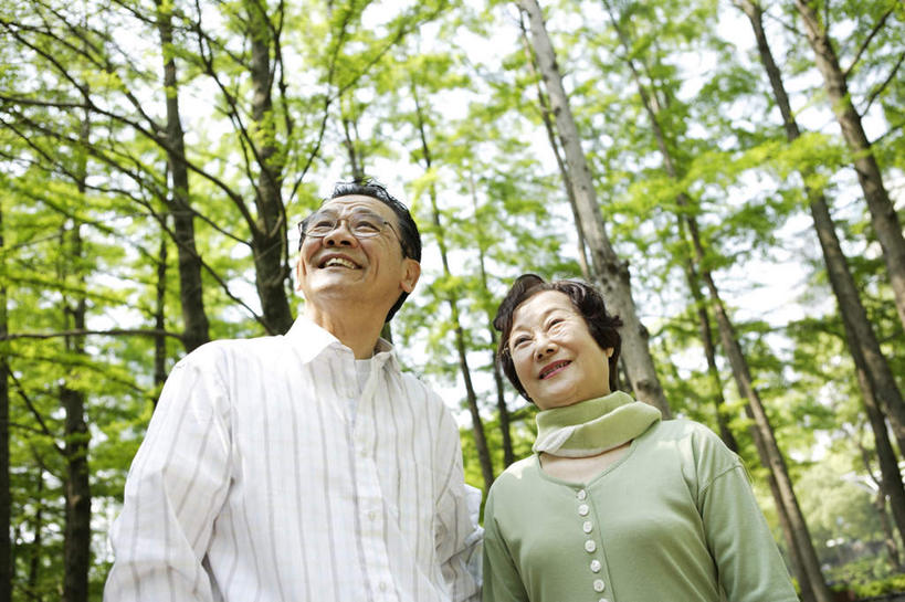 东方人,老年人,家庭,夫妻,站,笑,微笑,露齿笑,横图,室外,白天,仰视,衬衫,爱情,森林,树林,植物,亚洲,阴影,服装,朦胧,模糊,光线,眼镜,影子,浪漫,注视,休闲装,黄种人,树,树木,衣服,绿色,黑色,阳光,自然,看,站着,休闲,温暖,温馨,一家人,休闲服,恩爱,恋人,服饰,生长,成长,和睦,关注,近视眼镜,老年男性,老年女性,男人,男性,女人,女性,亚洲人,夫妇,情侣,抬头,仰头,站立,半身,彩图,低角度拍摄,衬衣,伴侣,融洽,短发