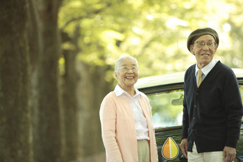 东方人,老年人,家庭,夫妻,站,笑,微笑,露齿笑,横图,室外,白天,正面,毛衣,爱情,植物,汽车,帽子,亚洲,阴影,朦胧,模糊,光线,眼镜,影子,浪漫,注视,黄种人,车,树,树木,粉色,蓝色,绿色,白色,阳光,自然,交通工具,轿车,观察,看,站着,温暖,温馨,一家人,恩爱,恋人,生长,成长,观看,和睦,察看,关注,载具,贝雷帽,近视眼镜,老年男性,老年女性,男人,男性,女人,女性,亚洲人,长发,夫妇,情侣,站立,半身,彩图,绒衣,套衫,套头毛衣,线衣,伴侣,融洽