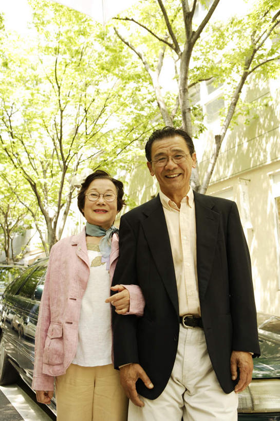 东方人,老年人,两个人,家庭,夫妻,站,竖图,室外,白天,正面,爱情,植物,亚洲,勾,挽,阴影,服装,朦胧,模糊,光线,眼镜,影子,浪漫,注视,休闲装,黄种人,树,树木,衣服,绿色,阳光,自然,观察,看,站着,休闲,温暖,温馨,一家人,休闲服,恩爱,勾着,恋人,服饰,生长,成长,观看,和睦,察看,关注,挽着,近视眼镜,老年男性,老年女性,男人,男性,女人,女性,亚洲人,夫妇,情侣,站立,半身,彩图,伴侣,融洽