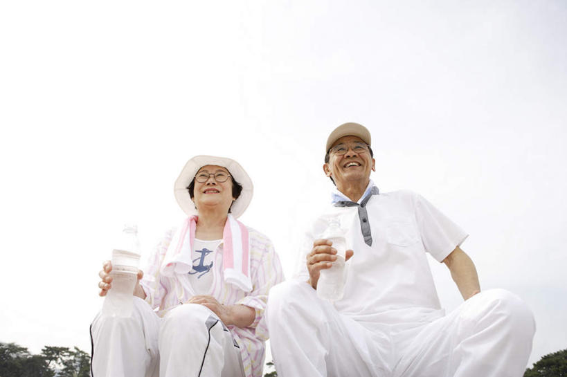 东方人,老年人,家庭,夫妻,坐,横图,室外,白天,仰视,运动服,爱情,植物,帽子,亚洲,服装,眼镜,云,云朵,浪漫,云彩,注视,黄种人,运动帽,树,树木,衣服,蓝色,绿色,白云,蓝天,天空,自然,天,观察,看,温暖,温馨,一家人,鸭舌帽,恩爱,恋人,服饰,生长,成长,观看,和睦,察看,衣着,穿着,关注,近视眼镜,衣饰,老年男性,老年女性,男人,男性,女人,女性,亚洲人,夫妇,情侣,坐着,半身,彩图,低角度拍摄,伴侣,融洽,运动装