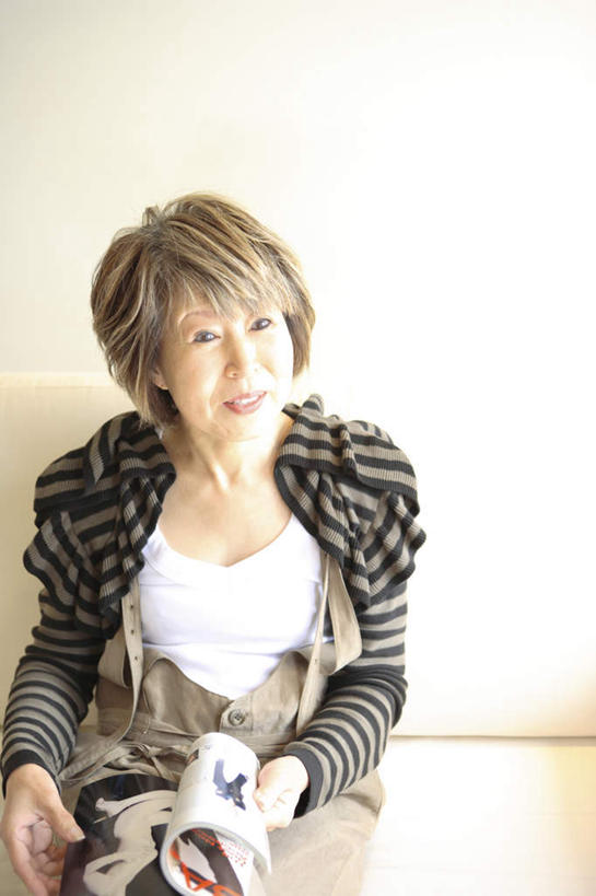 东方人,一个人,客厅,坐,笑,微笑,竖图,室内,白天,正面,阅读,沙发,杂志,亚洲,仅一个女性,仅一个人,学习,阴影,服装,光线,影子,墙,拿,拿着,注视,休闲装,黄种人,墙壁,墙面,衣服,阳光,观察,看,仅一个中年女性,休闲,休闲服,读书,浏览,服饰,观看,察看,起居室,关注,女人,女性,中年女性,亚洲人,坐着,半身,彩图,皮沙发