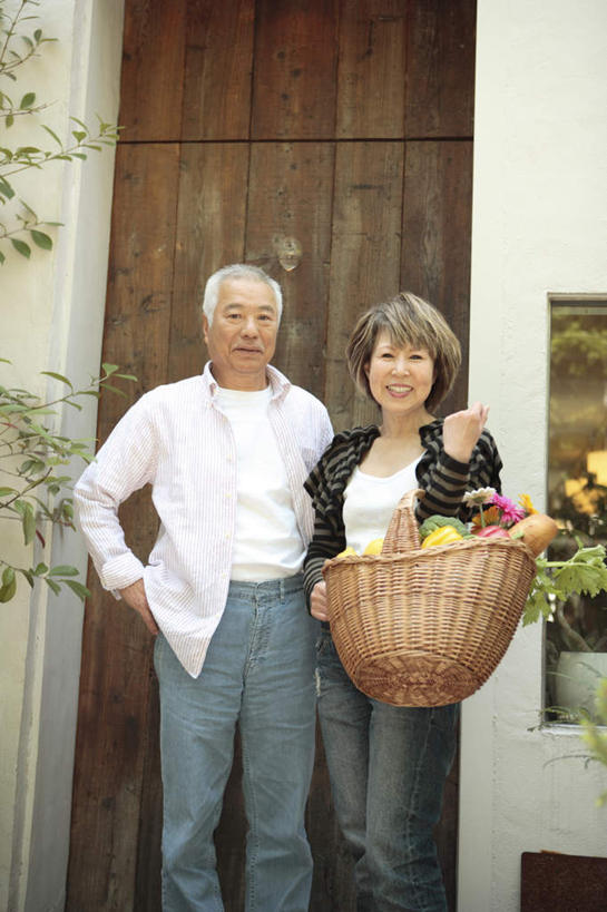 东方人,两个人,家庭,父亲,女儿,站,笑,微笑,竖图,室外,特写,白天,正面,快乐,幸福,植物,门,柠檬,辣椒,蔬菜,水果,亚洲,勾,挽,服装,新鲜,盛开,篮子,花菜,花椰菜,西兰花,食品,棕色,玛格丽特,休闲装,黄种人,手叉腰,雏菊,花,花瓣,花朵,花卉,鲜花,食物,两朵,衣服,粉色,黄色,黑色,门框,花蕊,叉腰,站着,休闲,温暖,温馨,父女,一家人,休闲服,菊花,父爱,活力,勾着,服饰,有机食品,绿色食品,希望,和睦,高雅,坚强,和平,挽着,彩椒,离别,辣角,红海椒,大椒,辣虎,广椒,延命菊,幸福花,春菊,马兰头花,暗恋,纯情,单恋,淡泊,花中君子,天真,老年男性,男人,男性,女人,女性,中年女性,亚洲人,益母果,柠果,甜椒,柿子椒,辣子,海椒,番椒,灯笼椒,站立,半身,彩图,愉快,融洽,短发