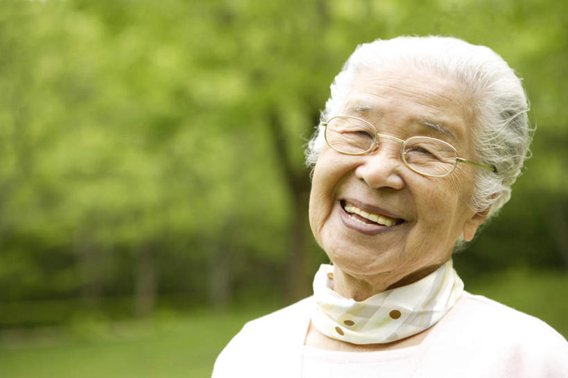 东方人,脸,头,脸颊,一个人,站,笑,微笑,露齿笑,横图,室外,特写,白天,正面,草地,草坪,植物,亚洲,仅一个女性,仅一个人,朦胧,模糊,眼镜,黄种人,草,树,树木,绿色,自然,站着,仅一个老年女性,生长,成长,近视眼镜,老年女性,女人,女性,亚洲人,头部,脸部,脸蛋,面部,站立,半身,彩图