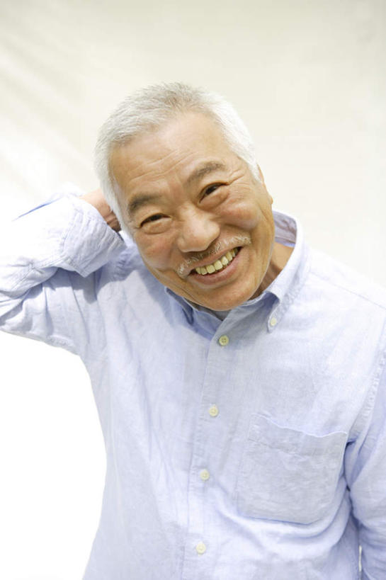 东方人,一个人,站,笑,摸,微笑,露齿笑,竖图,俯视,室外,白天,衬衫,亚洲,仅一个男性,仅一个人,抚摸,墙,注视,黄种人,墙壁,墙面,蓝色,看,站着,仅一个老年男性,关注,老年男性,男人,男性,亚洲人,触摸,接触,抬头,仰头,站立,半身,彩图,高角度拍摄,衬衣