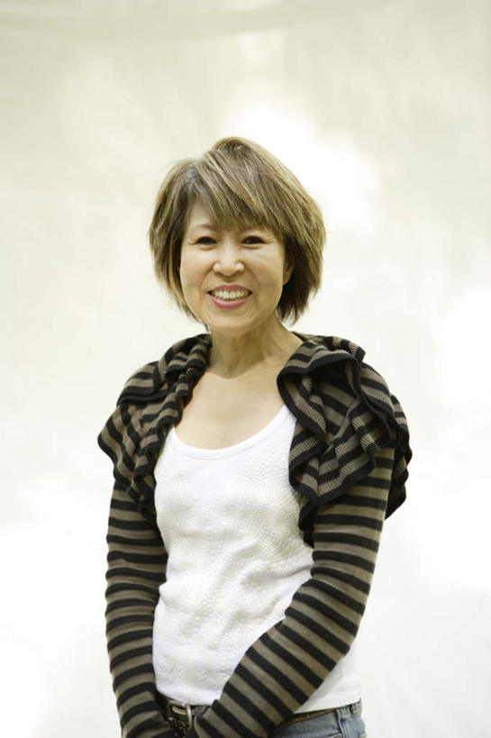 东方人,一个人,站,笑,微笑,露齿笑,竖图,室外,白天,正面,亚洲,仅一个女性,仅一个人,阴影,条纹,服装,光线,影子,墙,棕色,休闲装,黄种人,墙壁,墙面,衣服,黑色,阳光,站着,仅一个中年女性,休闲,休闲服,服饰,女人,女性,中年女性,亚洲人,站立,半身,彩图,短发