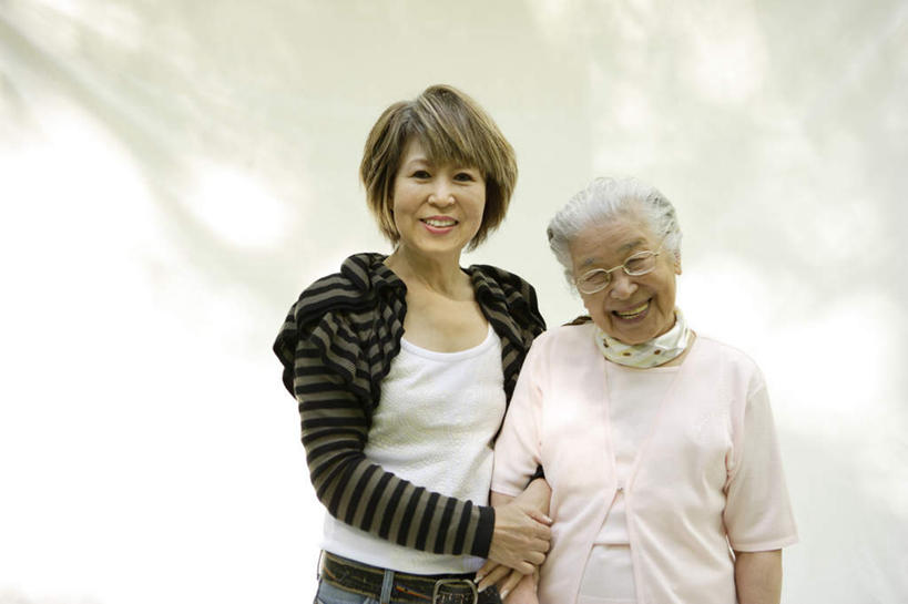 东方人,家庭,母亲,女儿,站,笑,微笑,露齿笑,横图,室外,白天,仰视,亚洲,阴影,条纹,服装,光线,影子,墙,棕色,休闲装,黄种人,墙壁,墙面,衣服,黑色,阳光,站着,休闲,温暖,温馨,母女,一家人,休闲服,母爱,服饰,和睦,亚洲人,站立,半身,彩图,低角度拍摄,融洽,短发