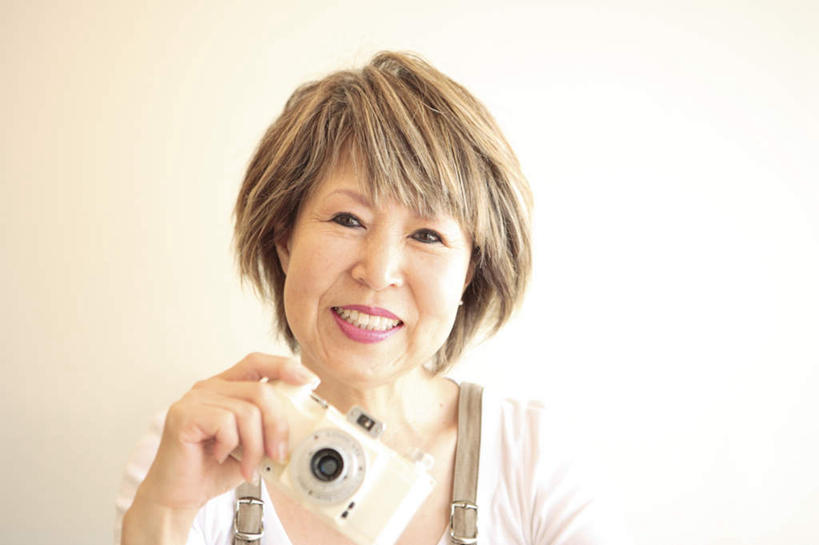 东方人,脸,头,脸颊,一个人,站,笑,微笑,露齿笑,横图,室内,特写,白天,白色背景,正面,T恤衫,相机,亚洲,仅一个女性,仅一个人,阴影,服装,光线,影子,墙,棕色,拿,T恤,拿着,注视,休闲装,黄种人,肩膀,墙壁,墙面,拍照,衣服,白色,阳光,数码相机,观察,看,站着,仅一个中年女性,休闲,休闲服,摄影,服饰,影棚,观看,察看,关注,女人,女性,中年女性,亚洲人,头部,脸部,脸蛋,面部,照相机,站立,半身,彩图,影棚拍摄,拍摄,照相,短发