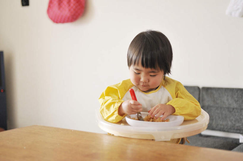 东方人,儿童,一个人,站,横图,室内,白天,正面,纯洁,餐桌,桌子,亚洲,仅一个女性,仅一个人,勺子,墙,食品,拿,拿着,注视,黄种人,墙壁,墙面,食物,小孩,黑色,调羹,汤匙,观察,看,站着,仅一个小孩,可爱,童年,童趣,餐台,观看,察看,关注,童真,烂漫,无邪,天真,女孩,女人,女性,亚洲人,孩子,站立,半身,彩图,短发,女生