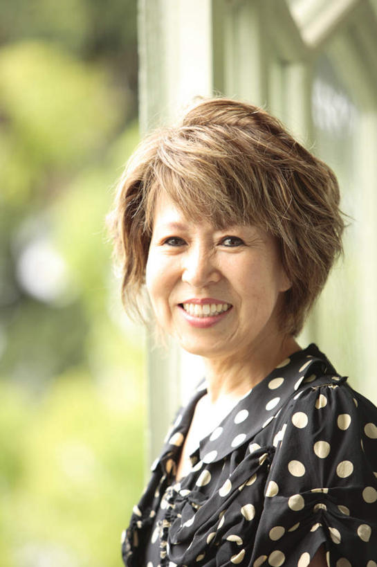 东方人,一个人,站,笑,微笑,露齿笑,竖图,室外,白天,侧面,森林,树林,植物,亚洲,仅一个女性,仅一个人,阴影,朦胧,模糊,光线,影子,棕色,注视,黄种人,树,树木,绿色,阳光,自然,观察,看,站着,仅一个中年女性,生长,成长,观看,察看,关注,女人,女性,中年女性,亚洲人,站立,半身,彩图,短发