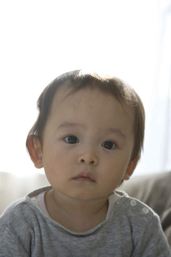 东方人,婴儿,儿童,脸,头,脸颊,一个人,站,竖图,室内,特写,白天,正面,纯洁,窗帘,亚洲,仅一个人,阴影,朦胧,模糊,光线,影子,注视,黄种人,小孩,阳光,观察,看,站着,可爱,活泼,观看,察看,关注,宝宝,纯真,烂漫,无邪,伶俐,天真,亚洲人,孩子,头部,脸部,脸蛋,面部,站立,半身,彩图