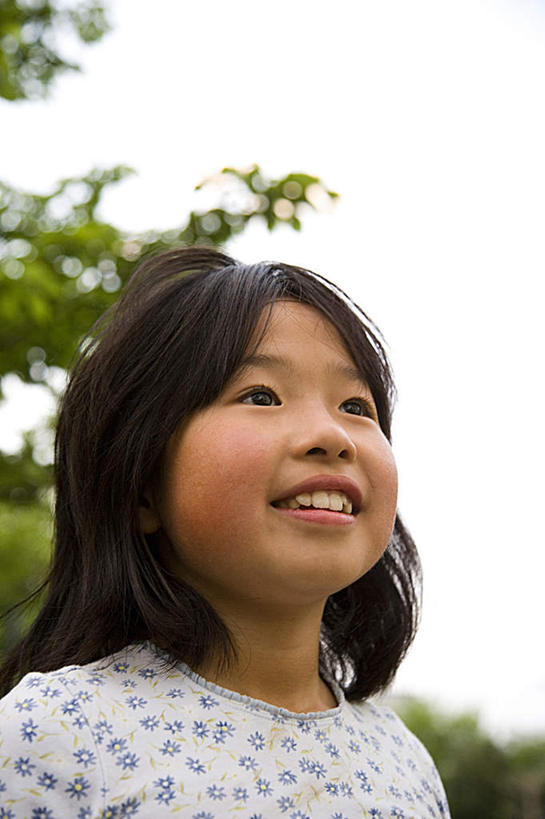 东方人,儿童,脸,头,脸颊,一个人,站,笑,微笑,露齿笑,竖图,室外,特写,白天,仰视,纯洁,植物,亚洲,仅一个女性,仅一个人,服装,朦胧,模糊,斑点,云,云朵,云彩,休闲装,黄种人,肩膀,树,树木,小孩,衣服,蓝色,绿色,黑色,白云,蓝天,天空,自然,天,站着,仅一个小孩,休闲,休闲服,可爱,童年,童趣,服饰,生长,成长,童真,烂漫,无邪,天真,女孩,女人,女性,亚洲人,孩子,头部,长发,脸部,脸蛋,面部,站立,半身,彩图,低角度拍摄,女生