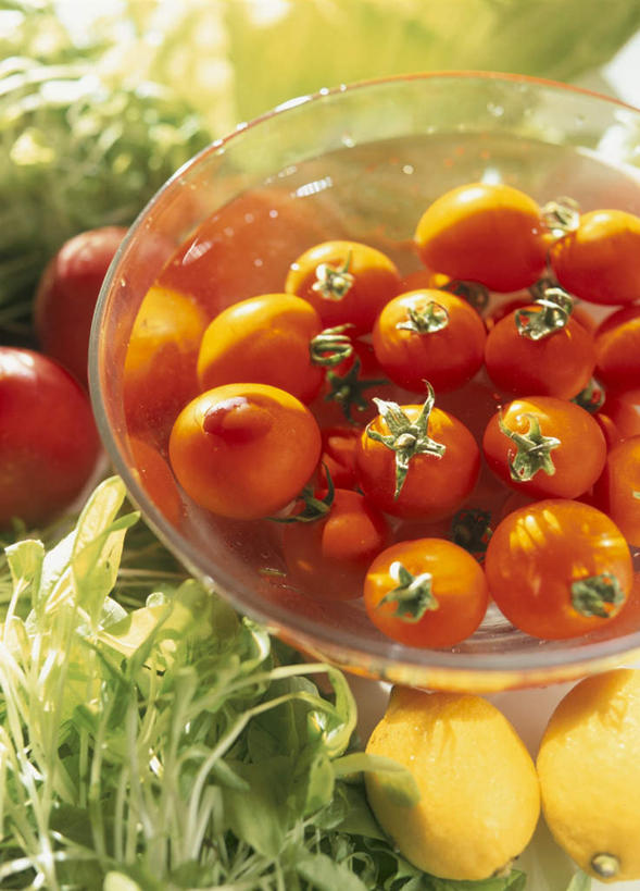 无人,竖图,俯视,室内,特写,白天,柠檬,萝卜,白萝卜,蔬菜,西红柿,餐具,水果,叶子,玻璃,一堆,许多,阴影,堆叠,堆积,新鲜,光线,液体,影子,食品,绿叶,玻璃制品,食物,红色,阳光,碗,嫩叶,有机食品,绿色食品,堆,叶,叶片,进餐用具,烹调用具,益母果,柠果,樱桃番茄,圣女果,莱菔,番茄,彩图,高角度拍摄