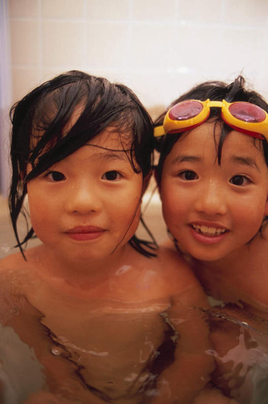 东方人,儿童,脸,头,脸颊,两个人,伙伴,朋友,站,笑,微笑,竖图,俯视,室内,特写,白天,友谊,纯洁,亚洲,眼镜,液体,泳镜,墙,黄种人,裸露,肩膀,墙壁,墙面,小孩,黑色,游泳眼镜,站着,可爱,童年,童趣,裸,童真,烂漫,无邪,天真,友情,女孩,女人,女性,亚洲人,头部,脸部,脸蛋,面部,站立,半身,彩图,高角度拍摄,短发,女生