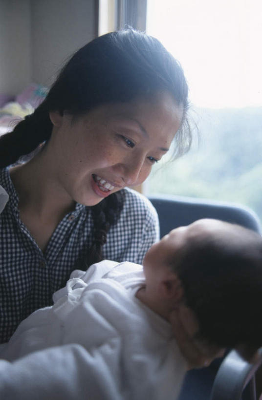 东方人,儿童,脸,头,脸颊,两个人,家庭,母亲,儿子,坐,抱,笑,微笑,露齿笑,竖图,室内,特写,白天,侧面,纯洁,植物,窗户,亚洲,阴影,光线,影子,云,云朵,云彩,黄种人,玻璃窗,树,树木,小孩,蓝色,绿色,白云,蓝天,天空,阳光,自然,天,温暖,温馨,母子,一家人,可爱,母爱,童年,童趣,生长,成长,抱着,和睦,搂着,童真,烂漫,无邪,天真,男孩,年轻女性,女人,女性,亚洲人,孩子,年轻人,头部,脸部,脸蛋,面部,搂,搂抱,坐着,半身,彩图,融洽,男生