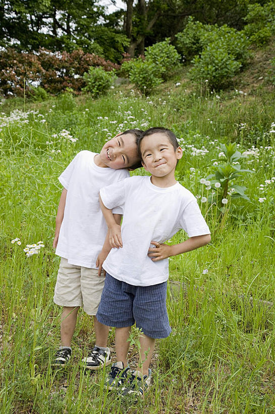 东方人,儿童,两个人,伙伴,朋友,站,笑,微笑,露齿笑,竖图,室外,白天,正面,友谊,纯洁,草地,草坪,植物,亚洲,服装,注视,休闲装,黄种人,手叉腰,草,树,树木,小孩,衣服,绿色,自然,叉腰,观察,看,站着,休闲,休闲服,可爱,童年,童趣,服饰,生长,成长,观看,察看,双手叉腰,关注,童真,烂漫,无邪,天真,友情,男孩,男人,男性,亚洲人,站立,彩图,全身,男生