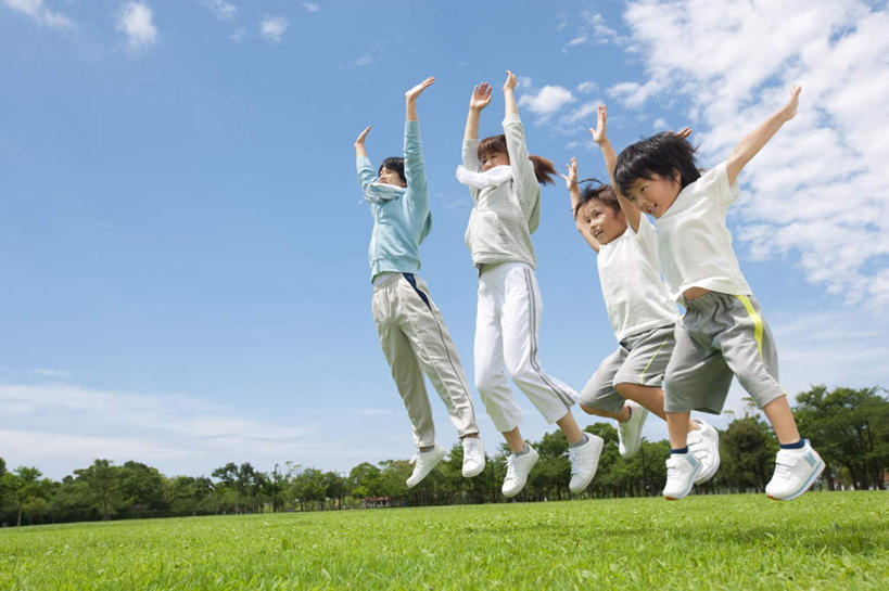 东方人,儿童,四个人,家庭,夫妻,母亲,父亲,女儿,儿子,站,跳,举,横图,室外,白天,仰视,T恤衫,爱情,纯洁,草地,草坪,植物,亚洲,阴影,服装,光线,影子,云,云朵,半空,浪漫,T恤,云彩,注视,休闲装,黄种人,草,树,树木,小孩,衣服,蓝色,绿色,黑色,白云,蓝天,天空,阳光,自然,天,观察,看,托,站着,休闲,温暖,温馨,父女,父子,母女,母子,一家人,休闲服,恩爱,父爱,可爱,母爱,童年,童趣,恋人,服饰,生长,成长,观看,和睦,察看,关注,童真,烂漫,无邪,天真,男孩,男人,男性,年轻男性,年轻女性,女孩,女人,女性,亚洲人,孩子,年轻人,长发,夫妇,情侣,举起,举手,举着,跳跃,向上举,向上伸,向上托,站立,彩图,低角度拍摄,全身,伴侣,融洽,男生,女生