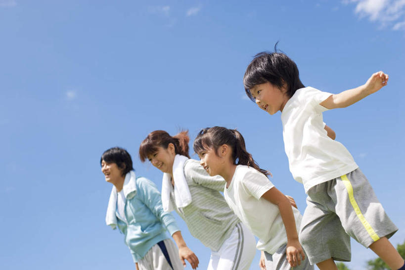 东方人,儿童,四个人,家庭,夫妻,母亲,父亲,女儿,儿子,站,举,横图,室外,白天,仰视,T恤衫,爱情,纯洁,草地,草坪,植物,亚洲,服装,云,云朵,浪漫,T恤,云彩,注视,休闲装,黄种人,草,树,树木,小孩,衣服,蓝色,绿色,黑色,白云,蓝天,天空,自然,毛巾,天,观察,看,托,站着,休闲,温暖,温馨,父女,父子,母女,母子,一家人,休闲服,恩爱,父爱,可爱,母爱,童年,童趣,恋人,服饰,生长,成长,观看,和睦,察看,关注,童真,烂漫,无邪,天真,男孩,男人,男性,年轻男性,年轻女性,女孩,女人,女性,亚洲人,孩子,年轻人,长发,夫妇,情侣,举起,举手,举着,向上举,向上伸,向上托,站立,半身,彩图,低角度拍摄,伴侣,融洽,男生,女生