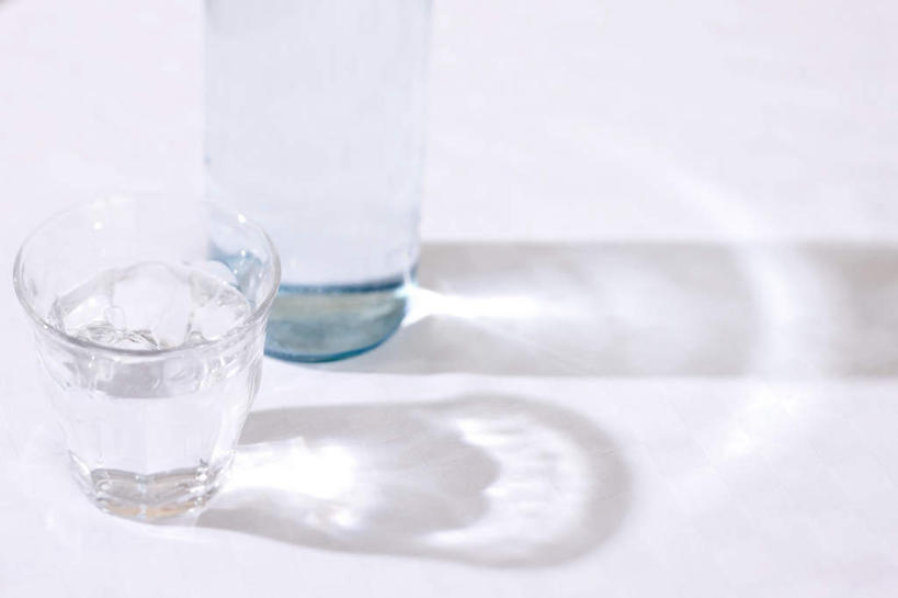 无人,横图,俯视,室内,特写,白天,白色背景,水,桌面,桌子,静物,杯子,阴影,波纹,透明,光线,液体,影子,气泡,水滴,灯光,涟漪,漩涡,两杯,水泡,玻璃制品,水珠,水纹,泡泡,水杯,摄影,影棚,圆弧,玻璃杯,彩图,高角度拍摄,影棚拍摄,拍摄