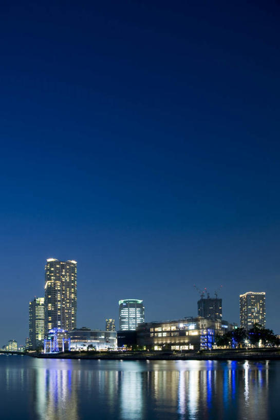 无人,高楼大厦,竖图,彩色,室外,夜晚,正面,度假,海浪,海洋,美景,城市风光,城市,大厦,建筑,摩天大楼,霓虹灯,夜景,东京,日本,亚洲,阴影,反射,影子,景观,浪花,建筑群,灯光,七彩,娱乐,光源,建设,霓虹,灯,蓝色,蓝天,天空,海水,天,享受,休闲,景色,放松,照明设备,海景,东亚,本州,关东地方,本州岛,日本国,东京都,氖灯,大海,风浪,海,海水的波动,近岸浪,涌浪,彩图,大楼,高层建筑,高楼,摩天楼