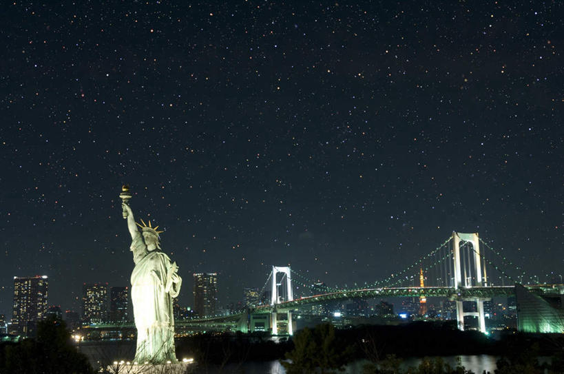 无人,高楼大厦,横图,彩色,室外,夜晚,仰视,旅游,度假,自由,海浪,海洋,美景,名胜古迹,城市风光,城市,大厦,地标,建筑,摩天大楼,霓虹灯,夜景,雕塑,东京,自由女神像,纽约,日本,美国,亚洲,一座,自由女神,阴影,遗迹,反射,雕刻,雕像,影子,景观,浪花,建筑群,灯光,曼哈顿,七彩,火炬,古迹,历史,文物,娱乐,光源,建设,古建筑,霓虹,哈德逊河,自由岛,灯,黑色,天空,海水,天,享受,休闲,旅游胜地,景色,放松,北美,北美洲,照明设备,美好,美洲,追求,海景,古文明,东亚,向往,本州,纽约市,纽约州,关东地方,本州岛,日本国,东京都,氖灯,北亚美利加洲,亚美利加洲,自由女神国家纪念区,自由女神铜像国家纪念碑,大海,风浪,海,海水的波动,近岸浪,涌浪,彩图,低角度拍摄,大楼,高层建筑,高楼,摩天楼,曼哈顿岛,标志性建筑