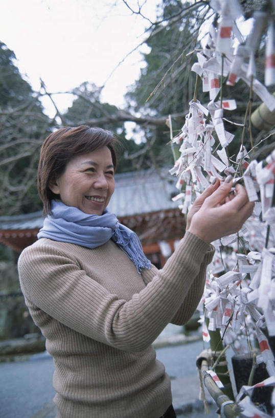 东方人,脸,头,脸颊,一个人,站,笑,微笑,露齿笑,竖图,室外,白天,侧面,植物,亚洲,仅一个女性,仅一个人,一排,悬挂,整齐,云,云朵,纸张,拿,云彩,拿着,注视,黄种人,树,树木,排列,蓝色,绿色,白云,蓝天,天空,自然,天,观察,看,祈福,站着,仅一个中年女性,生长,成长,观看,察看,队列,关注,女人,女性,中年女性,亚洲人,头部,脸部,脸蛋,面部,站立,半身,彩图