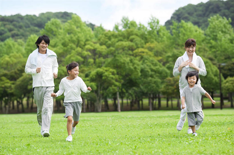 东方人,儿童,四个人,家庭,夫妻,母亲,父亲,女儿,儿子,站,跑,横图,室外,白天,正面,爱情,锻炼,纯洁,运动,草地,草坪,植物,亚洲,服装,云,云朵,浪漫,云彩,注视,休闲装,黄种人,草,树,树木,小孩,衣服,蓝色,绿色,黑色,白云,蓝天,天空,自然,天,观察,看,站着,休闲,温暖,温馨,父女,父子,母女,母子,一家人,休闲服,恩爱,父爱,可爱,母爱,童年,童趣,恋人,服饰,生长,成长,观看,和睦,察看,关注,童真,烂漫,无邪,体育,天真,男孩,男人,男性,年轻男性,年轻女性,女孩,女人,女性,亚洲人,孩子,年轻人,长发,夫妇,情侣,跑步,站立,彩图,全身,健身,伴侣,融洽,男生,女生