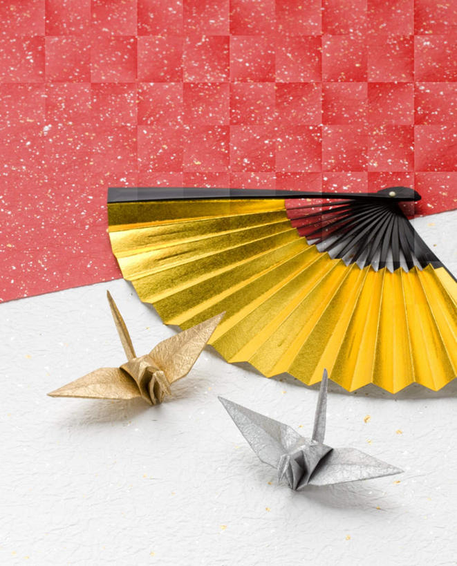 无人,竖图,俯视,室内,特写,白天,桌面,桌子,静物,一把,阴影,花纹,艺术,反射,布料,扇子,图案,影子,折扇,折纸,纸扇,纸艺,手工艺品,清凉,布纹,千纸鹤,凉爽,文化,桌布,两个,红色,餐巾,纸鹤,工艺品,台布,摄影,影棚,高雅,工艺折纸,自信心,品位,撒扇,彩图,高角度拍摄,影棚拍摄,拍摄,传统文化