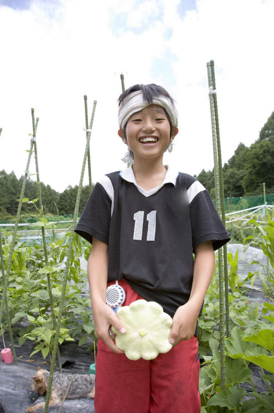 东方人,儿童,一个人,农田,站,笑,微笑,露齿笑,竖图,室外,白天,正面,纯洁,庄稼,农作物,南瓜,亚洲,仅一个男性,仅一个人,服装,束发带,云,云朵,金瓜,拿,云彩,拿着,注视,休闲装,黄种人,发带,番瓜,一个,小孩,衣服,蓝色,白色,黑色,白云,蓝天,天空,天,观察,看,站着,仅一个小孩,休闲,休闲服,可爱,童年,童趣,服饰,单个,观看,麦瓜,倭瓜,察看,关注,童真,烂漫,无邪,天真,男孩,男人,男性,亚洲人,孩子,站立,半身,彩图,耕地,庄稼田,男生