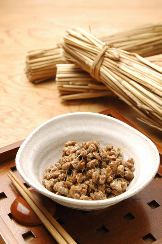 无人,竖图,俯视,室内,特写,白天,烹饪,植物,桌面,桌子,豆,大豆,静物,餐具,阴影,光线,影子,灯光,豆类,豆子,日本料理,料理,食品,筷架,筷枕,菜肴,美食,食物,碗,日式料理,日式,摄影,佳肴,影棚,捆绑,筷子架,豆科,进餐用具,烹调用具,黄豆,彩图,高角度拍摄,影棚拍摄,拍摄