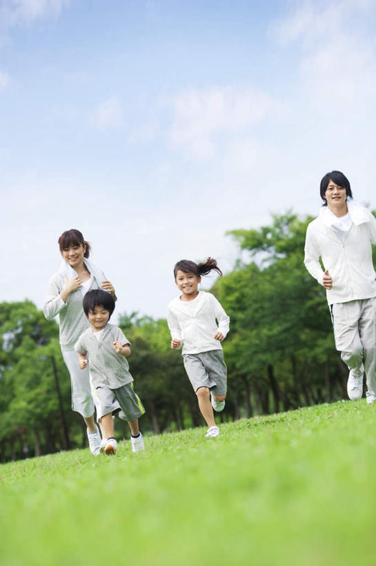 东方人,儿童,四个人,家庭,夫妻,母亲,父亲,女儿,儿子,站,走,竖图,室外,白天,仰视,爱情,纯洁,草地,草坪,植物,亚洲,云,云朵,浪漫,云彩,黄种人,草,树,树木,小孩,蓝色,绿色,白云,蓝天,天空,自然,天,站着,温暖,温馨,父女,父子,母女,母子,一家人,恩爱,父爱,可爱,母爱,童年,童趣,恋人,生长,成长,和睦,童真,烂漫,无邪,天真,男孩,男人,男性,年轻男性,年轻女性,女孩,女人,女性,亚洲人,孩子,年轻人,夫妇,情侣,步行,散步,站立,走路,半身,彩图,低角度拍摄,伴侣,融洽,男生,女生