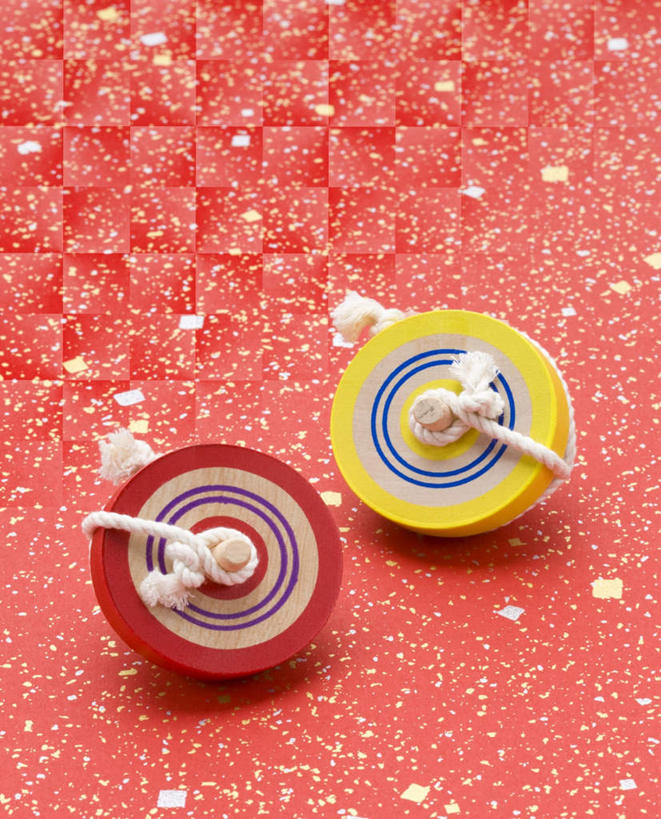 无人,竖图,俯视,室内,特写,白天,游戏,桌面,静物,条纹,布料,图案,玩,布纹,娱乐,桌布,两个,黄色,红色,餐巾,陀螺,台布,休闲,益智,摄影,影棚,活动,发泄,消遣,智力,宣泄,陀罗,干乐,冰尜,打老牛,独乐,玩耍,嬉戏,彩图,高角度拍摄,影棚拍摄,拍摄