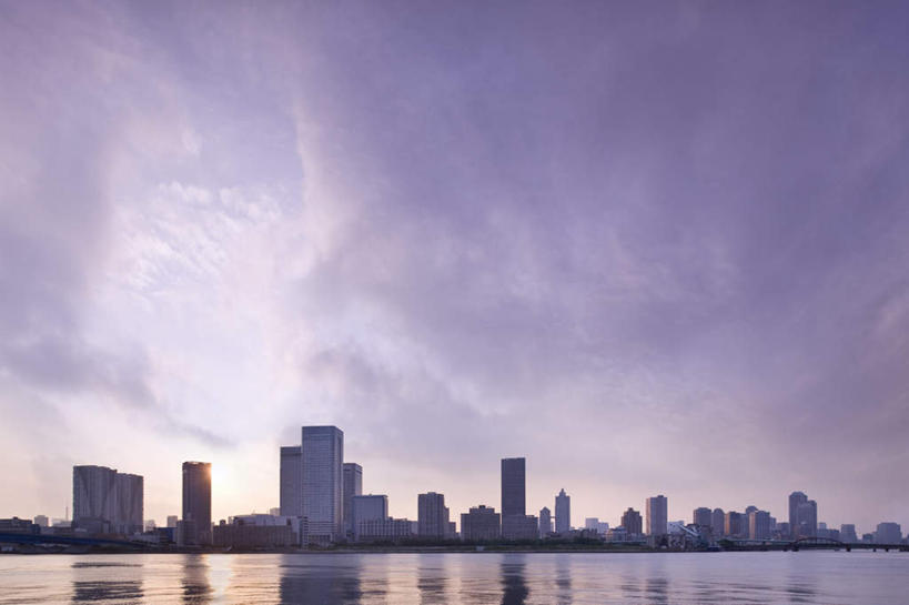 无人,高楼大厦,横图,全景,室外,白天,仰视,度假,海浪,海洋,美景,天际线,城市风光,城市,大厦,建筑,摩天大楼,东京,日本,亚洲,阴影,反射,影子,景观,浪花,云,云朵,建筑群,云彩,娱乐,建设,蓝色,白云,蓝天,天空,海水,天,享受,休闲,景色,放松,海景,东亚,本州,关东地方,本州岛,日本国,东京都,大海,风浪,海,海水的波动,近岸浪,涌浪,彩图,低角度拍摄,大楼,高层建筑,高楼,摩天楼