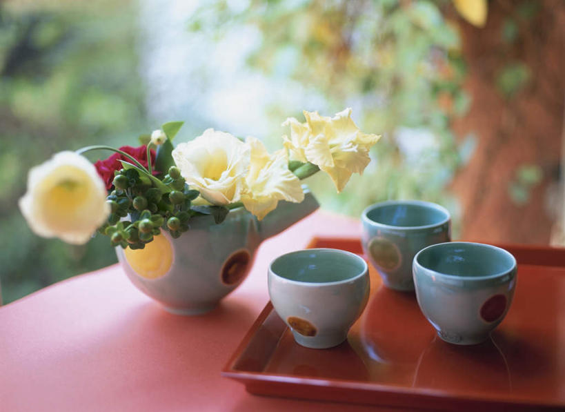无人,横图,俯视,室外,白天,旅游,度假,智慧,餐桌,桌子,百合花,杯子,餐具,许多,朦胧,模糊,艺术,盛开,碟子,盘,花蕾,文化,娱乐,花,花瓣,花朵,鲜花,三个,红色,白色,插花,盘子,水杯,碟,花苞,花蕊,享受,休闲,放松,餐台,插花艺术,创造,创作,想象,强瞿,百合蒜,倒仙,番韭,山丹,茶杯,彩图,高角度拍摄