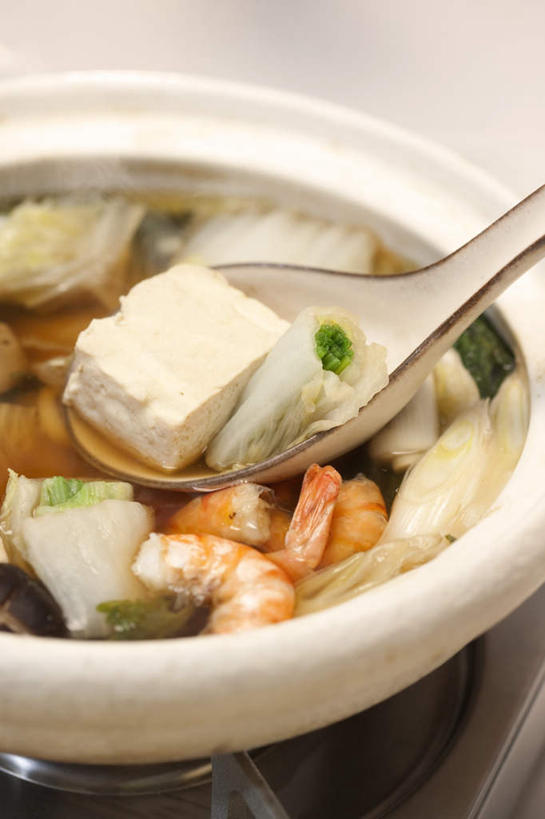 海鲜,豆腐,无人,竖图,俯视,室内,白天,烹饪,蔬菜,新鲜,勺子,花菜,花椰菜,菌菇,蘑菇,西兰花,肉,虾,日本料理,料理,食品,菌类,水产,菜肴,美食,肉类,海洋生物,食物,一个,调羹,汤匙,日式料理,日式,食用菌,佳肴,有机食品,绿色食品,单个,豆制品,水生动物,海产品,水生物,肉食,海底动物,彩图,高角度拍摄