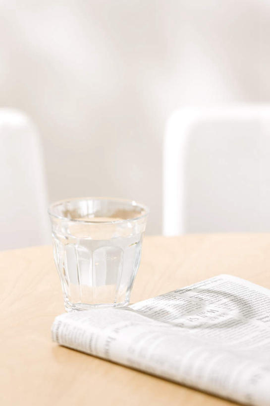 无人,竖图,俯视,室内,白天,水,桌面,杯子,书籍,椅子,一本,阴影,光线,液体,影子,木椅,水滴,一杯,玻璃制品,两个,一个,阳光,水杯,单个,玻璃杯,书,图书,彩图,高角度拍摄