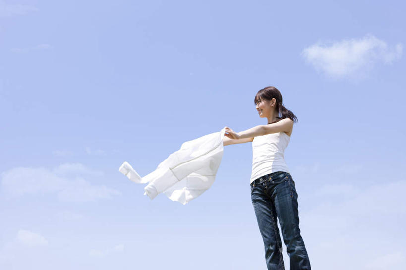 东方人,头发,一个人,站,笑,摸,微笑,露齿笑,横图,室外,白天,仰视,衬衫,旅游,度假,亚洲,仅一个年轻女性,仅一个女性,仅一个人,抚摸,握,阴影,服装,裤子,光线,影子,云,云朵,拿,云彩,拿着,注视,牛仔裤,休闲装,黄种人,娱乐,衣服,蓝色,白色,黑色,白云,蓝天,天空,阳光,天,观察,看,站着,享受,休闲,休闲服,放松,握着,服饰,观看,扯,察看,关注,年轻女性,女人,女性,亚洲人,触摸,接触,站立,半身,彩图,低角度拍摄,衬衣