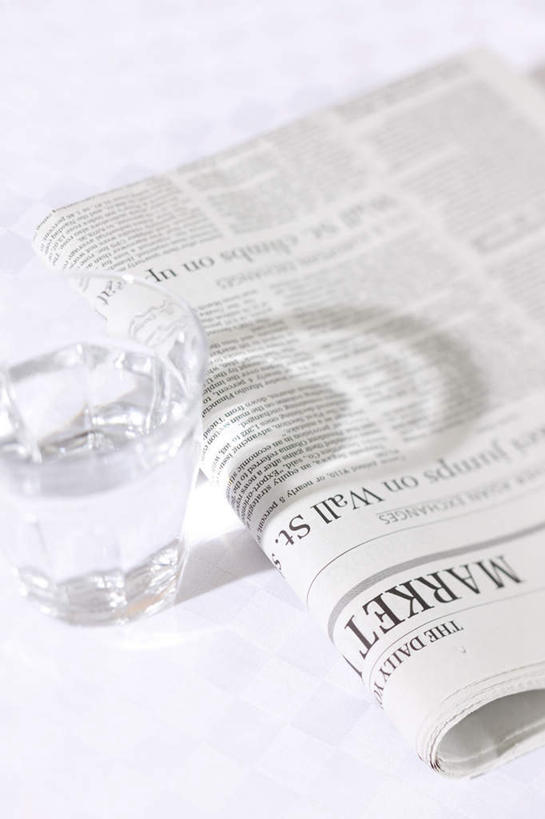 无人,竖图,俯视,室内,特写,白天,白色背景,阅读,水,桌面,报纸,杯子,一张,学习,阴影,朦胧,模糊,光线,液体,影子,水滴,一杯,玻璃制品,一个,阳光,水杯,看,浏览,摄影,影棚,单个,玻璃杯,彩图,高角度拍摄,影棚拍摄,拍摄