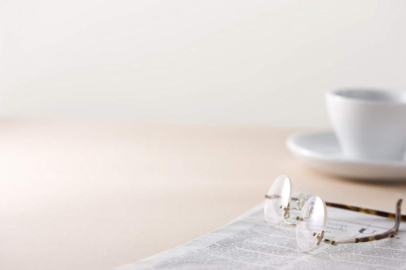 无人,横图,俯视,室内,特写,白天,桌面,静物,报纸,杯子,餐具,一副,一张,阴影,朦胧,模糊,光线,信息,瓷器,碟子,盘,眼镜,影子,咖啡杯,陶瓷制品,阳光,盘子,碟,新闻,瓷杯,近视眼镜,彩图,高角度拍摄,报刊