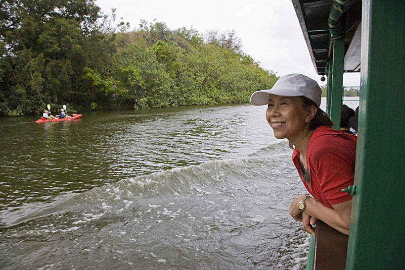 东方人,一个人,栏杆,站,笑,摸,微笑,露齿笑,横图,室外,白天,侧面,旅游,度假,草地,草坪,河流,水,植物,船,帽子,亚洲,仅一个女性,仅一个人,一艘,撑,抚摸,阴影,波纹,服装,光线,影子,河水,水流,云,云朵,围栏,云彩,注视,休闲装,黄种人,娱乐,运动帽,护栏,草,树,树木,衣服,红色,蓝色,绿色,白色,白云,蓝天,水纹,天空,阳光,自然,波浪,天,观察,看,站着,仅一个中年女性,享受,休闲,休闲服,鸭舌帽,放松,服饰,生长,成长,观看,察看,撑着,关注,一顶,女人,女性,中年女性,亚洲人,触摸,接触,站立,半身,彩图