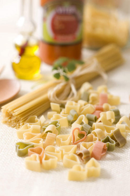 面食,面条,意大利面,通心粉,无人,竖图,俯视,室内,白天,白色背景,西餐,桌面,叶子,一堆,阴影,堆叠,堆积,光线,影子,面,料理,食品,绿叶,玻璃制品,酒瓶,食物,一个,阳光,包装盒,玻璃瓶,瓶子,嫩叶,西式,摄影,影棚,单个,堆,叶,叶片,彩图,高角度拍摄,影棚拍摄,拍摄