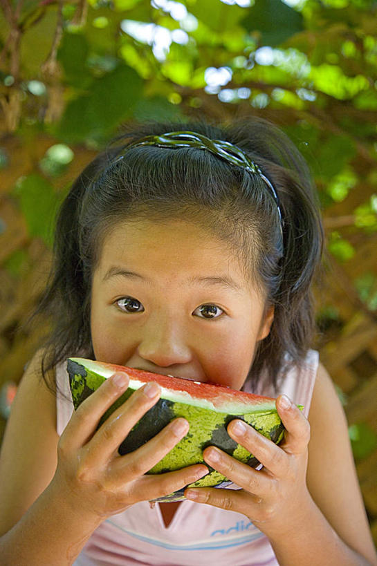 东方人,儿童,头发,一个人,农田,坐,捧,笑,摸,吃,微笑,露齿笑,竖图,俯视,室外,白天,旅游,度假,纯洁,庄稼,农作物,草地,草坪,植物,西瓜,水果,亚洲,仅一个女性,仅一个人,抚摸,握,阴影,条纹,服装,新鲜,光线,影子,生食,食品,果实,拿,拿着,注视,休闲装,黄种人,娱乐,草,树,树木,食物,一个,小孩,衣服,绿色,白色,黑色,阳光,自然,观察,看,张嘴,仅一个小孩,享受,休闲,休闲服,放松,可爱,童年,童趣,握着,服饰,有机食品,绿色食品,生长,单个,成长,观看,察看,关注,张大嘴巴,童真,烂漫,无邪,天真,女孩,女人,女性,亚洲人,孩子,长发,张开嘴,寒瓜,触摸,端,端着,接触,嚼,捧着,食,手捧,抬头,仰头,坐着,半身,彩图,高角度拍摄,耕地,庄稼田,女生