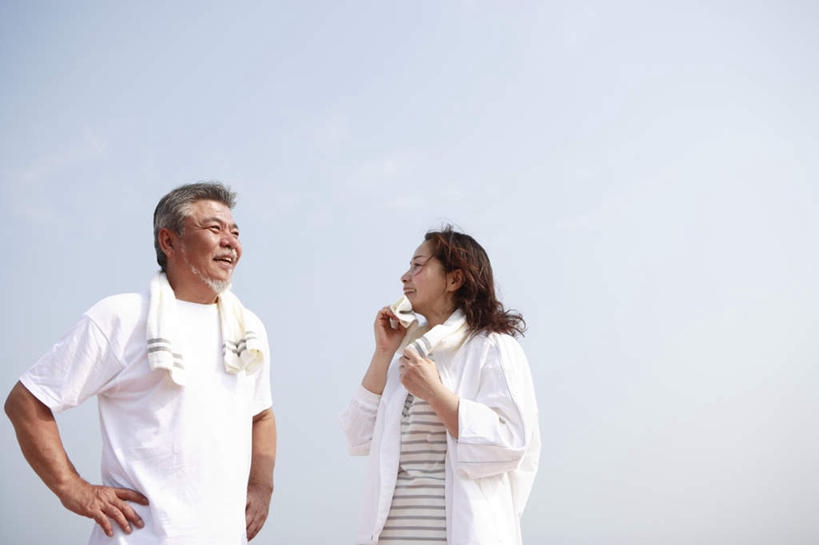 东方人,头发,两个人,家庭,夫妻,站,笑,摸,微笑,露齿笑,横图,室外,白天,正面,爱情,旅游,度假,亚洲,两条,抚摸,握,阴影,服装,光线,影子,云,云朵,浪漫,云彩,注视,休闲装,黄种人,娱乐,手叉腰,衣服,白色,黑色,白云,天空,阳光,毛巾,天,叉腰,观察,看,站着,享受,休闲,温暖,温馨,一家人,休闲服,恩爱,放松,握着,恋人,服饰,观看,和睦,察看,双手叉腰,关注,老年男性,老年女性,男人,男性,女人,女性,亚洲人,长发,夫妇,情侣,触摸,接触,站立,半身,彩图,伴侣,融洽